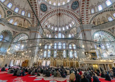 Istanbul, Türkiye - 3 Aralık 2017: Cuma cemaat erkek Müslümanlar Fatih Camii 3 Aralık 2017 İstanbul ' da dua.