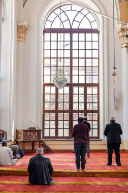 Konya, Türkiye - 15 Nisan: Tanımlanamayan bir Müslüman erkek Aziziye Camii 15 Şubat 2017 Konya, Türkiye'de dua eder. 1874'te Sultan Abdülaziz'in annesi Hatun Pertevniyal tarafından inşa Camii açıldı.