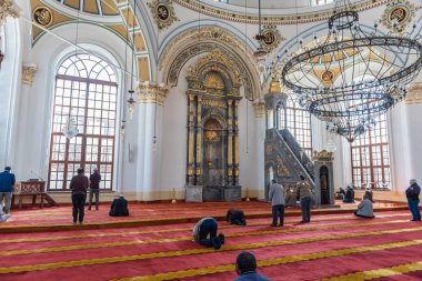 Konya, Türkiye - 15 Nisan: Tanımlanamayan bir Müslüman erkek Aziziye Camii 15 Şubat 2017 Konya, Türkiye'de dua eder. 1874'te Sultan Abdülaziz'in annesi Hatun Pertevniyal tarafından inşa Camii açıldı.