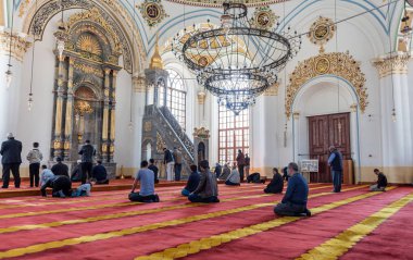 Konya, Türkiye - 15 Nisan: Tanımlanamayan bir Müslüman erkek Aziziye Camii 15 Şubat 2017 Konya, Türkiye'de dua eder. 1874'te Sultan Abdülaziz'in annesi Hatun Pertevniyal tarafından inşa Camii açıldı.