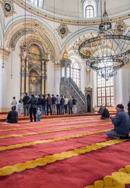 Konya, Türkiye - 15 Nisan: Tanımlanamayan bir Müslüman erkek Aziziye Camii 15 Şubat 2017 Konya, Türkiye'de dua eder. 1874'te Sultan Abdülaziz'in annesi Hatun Pertevniyal tarafından inşa Camii açıldı.