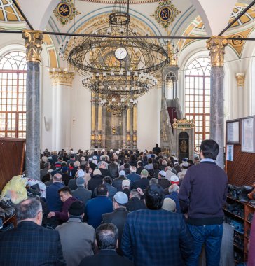 Konya, Türkiye - 15 Nisan: Tanımlanamayan bir Müslüman erkek Aziziye Camii 15 Şubat 2017 Konya, Türkiye'de dua eder. 1874'te Sultan Abdülaziz'in annesi Hatun Pertevniyal tarafından inşa Camii açıldı.