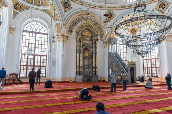 Konya, Türkiye - 15 Nisan: Tanımlanamayan bir Müslüman erkek Aziziye Camii 15 Şubat 2017 Konya, Türkiye'de dua eder. 1874'te Sultan Abdülaziz'in annesi Hatun Pertevniyal tarafından inşa Camii açıldı.