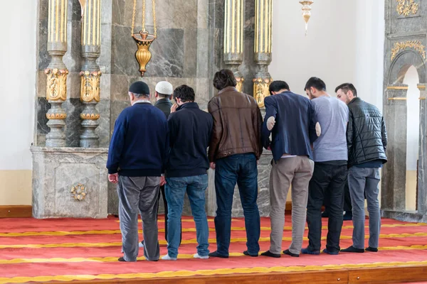 Konya Turcja Kwietnia Niezidentyfikowany Mężczyzna Muzułmanin Modli Się Meczet Aziziye — Zdjęcie stockowe