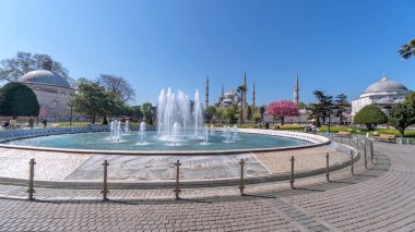 Istanbul / Türkiye - 27 Nisan 2017: Sultanahmet Camii (Sultanahmet Camii) ve Çeşme, Istanbul, Türkiye (hipodrom) Sultanahmet meydanında.