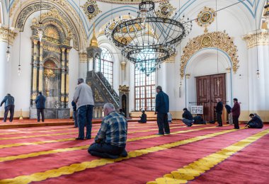 Konya, Türkiye - 15 Nisan: Tanımlanamayan bir Müslüman erkek Aziziye Camii 15 Şubat 2017 Konya, Türkiye'de dua eder. 1874'te Sultan Abdülaziz'in annesi Hatun Pertevniyal tarafından inşa Camii açıldı.