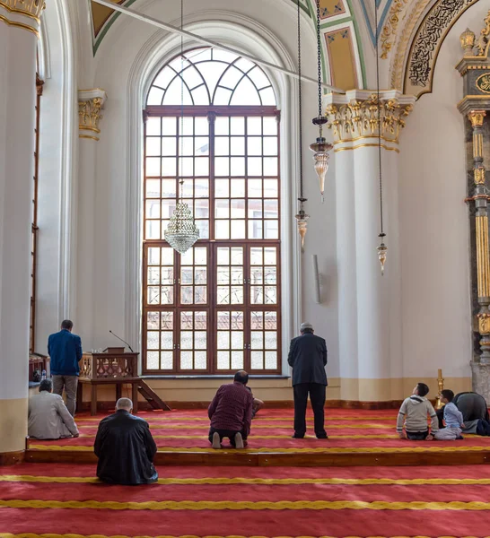 Konya, Türkiye - 15 Nisan: Tanımlanamayan bir Müslüman erkek Aziziye Camii 15 Şubat 2017 Konya, Türkiye'de dua eder. 1874'te Sultan Abdülaziz'in annesi Hatun Pertevniyal tarafından inşa Camii açıldı.