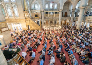 Istanbul, Türkiye - Haziran 3: dua, 3 Haziran 2017 Istanbul Türkiye'de Eyüp Sultan Camii Müslümanlar. Eyüp Camii 1458 inşa edilmiş ve Istanbul 'un camiidir en çok ziyaret edilen.