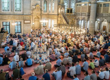 Istanbul, Türkiye - Haziran 3: dua, 3 Haziran 2017 Istanbul Türkiye'de Eyüp Sultan Camii Müslümanlar. Eyüp Camii 1458 inşa edilmiş ve Istanbul 'un camiidir en çok ziyaret edilen.