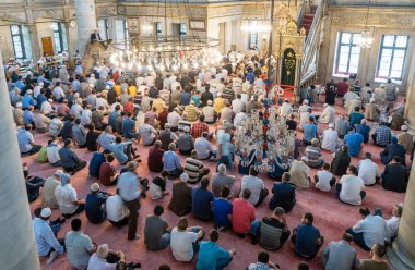 Istanbul, Türkiye - Haziran 3: dua, 3 Haziran 2017 Istanbul Türkiye'de Eyüp Sultan Camii Müslümanlar. Eyüp Camii 1458 inşa edilmiş ve Istanbul 'un camiidir en çok ziyaret edilen.
