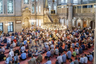Istanbul, Türkiye - Haziran 3: dua, 3 Haziran 2017 Istanbul Türkiye'de Eyüp Sultan Camii Müslümanlar. Eyüp Camii 1458 inşa edilmiş ve Istanbul 'un camiidir en çok ziyaret edilen.