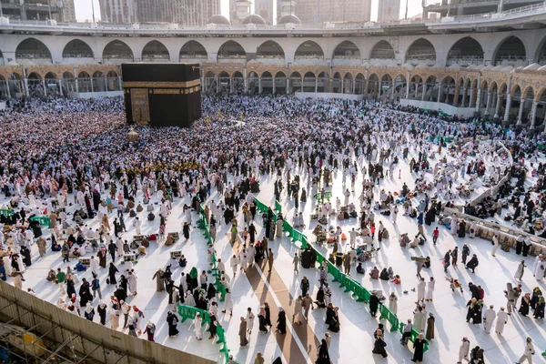 Mecca Arabia Saudita Enero Peregrinos Musulmanes Todo Mundo Giran Torno —  Fotos de Stock