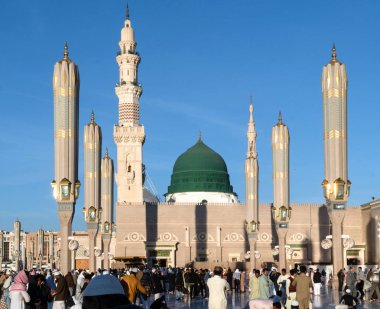 Medine, Suudi Arabistan (Ksa) - 3 Şubat Krallık: Hacılar dış Mescidi Nabawi sabah namazından 3 Şubat 2017 Medina, Ksa sonra dua. Nerede Hazreti Muhammed toprağa yeşil kubbe altında.