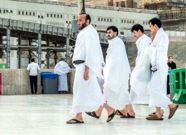 Mekke, Suudi Arabistan - 28 Ocak: Müslüman ihram giysi ve hac için hazır 28 Ocak 2017 üzerinde Mekke, Suudi Arabistan'da giyiyor. Tüm dünyada Müslümanlar Kabe namaz süre içinde yüz.