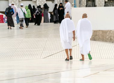 Mekke, Suudi Arabistan - 28 Ocak: Müslüman ihram giysi ve hac için hazır 28 Ocak 2017 üzerinde Mekke, Suudi Arabistan'da giyiyor. Tüm dünyada Müslümanlar Kabe namaz süre içinde yüz.
