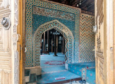 Beyşehir Konya Türkiye - 24 Mart 2018: Esrefoglu Camisi, Beyşehir, Konya ili Türkiye'nin içinde çini ile süslenmiş tarihi giriş kapısı. Esrefoglu Camii 2012 yılında Unesco tarafından Dünya Mirası aday listesi için alınan.