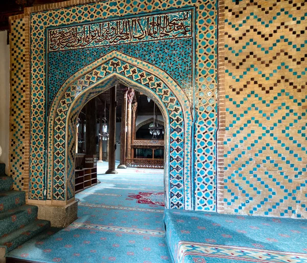 ベイシェヒル コンヤ トルコ 2018 Esrefoglu モスク ベイシェヒル トルコのコンヤ県のタイルで飾られた歴史的な入り口 Esrefoglu モスクは — ストック写真