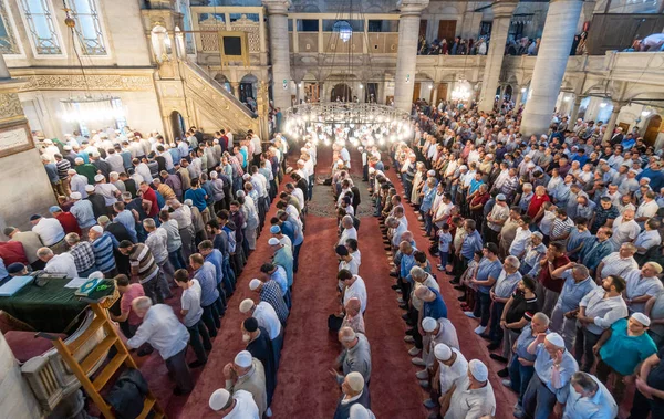 Istanbul, Türkiye - 10 Haziran: dua, 10 Haziran 2018 Istanbul Türkiye'de Eyüp Sultan Camii Müslümanlar. Eyüp Camii 1458 inşa edilmiş ve Istanbul 'un camiidir en çok ziyaret edilen.