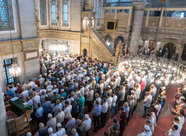 Istanbul Turchia Giugno Moschea Del Sultano Eyup Musulmani Che Pregano — Foto Stock