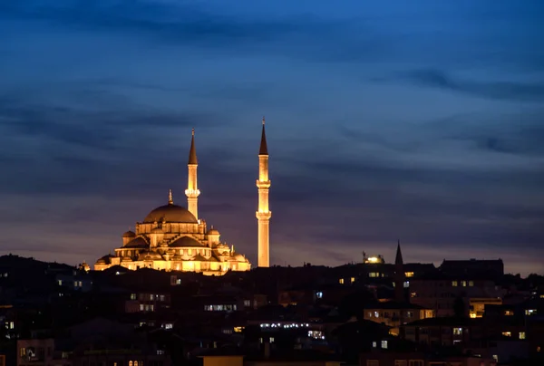全景视图 望着从加拉塔大桥 土耳其伊斯坦布尔的法提赫清真寺 — 图库照片