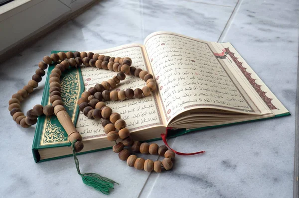 Custom Printed Holy Quran Kuka Tree Handmade Beads — Stock Photo, Image