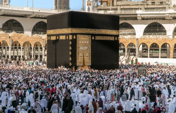 2017 日にメッカ サウジアラビアのカーバ神殿の周り回転世界各地からメッカ サウジアラビアは イスラム教の巡礼者 神聖な場所で一緒に祈るイスラム教徒の人々 — ストック写真