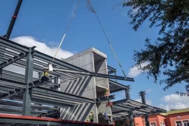 Istanbul, Türkiye - 12 Ağustos 2018: Yapısal çelik yapısını yeni bir ticari bina arka planda açık mavi gökyüzü karşı üzerinde 12 Ağustos 2018, Istanbul, Türkiye.