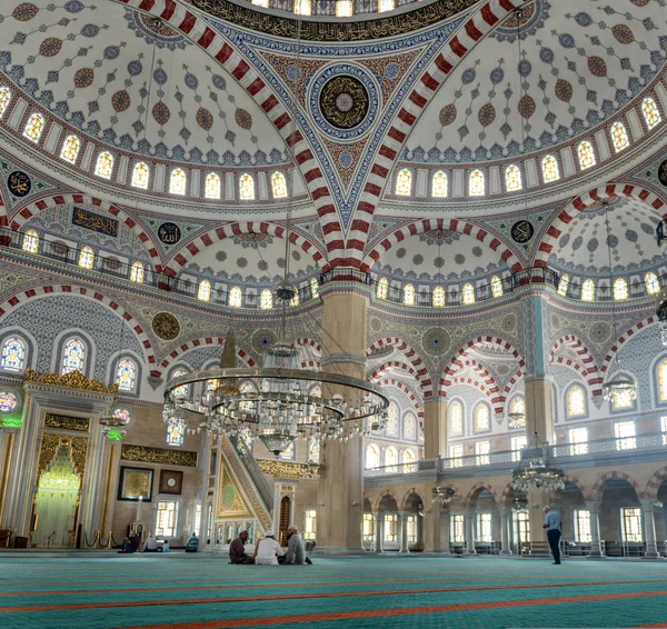 Istanbul Turkije Augustus 2018 Undefined Moslims Bidden Arnavutkoy Groene Moskee — Stockfoto