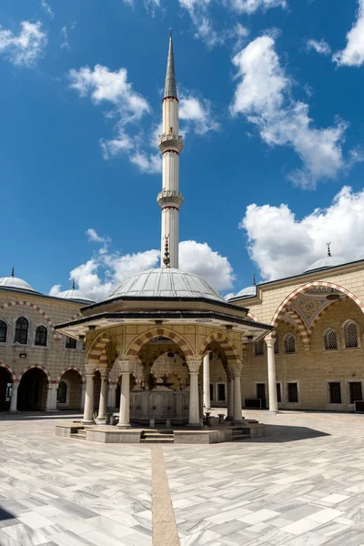 土耳其伊斯坦布尔 2018年8月21日 六尖塔 Arnavutkoy 绿色清真寺在伊斯坦布尔 土耳其 15000人可以同时祈祷的清真寺 在2003年打开了它的崇拜 — 图库照片