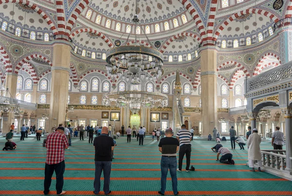 Istanbul Turkey August 2018 Undefined Muslims Praying Arnavutkoy Green Mosque — Stock Photo, Image