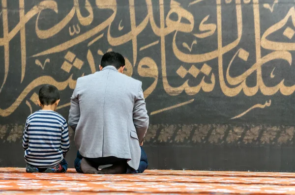 Istanbul Turkey October Muslim Berdoa Depan Kaligrafi Arab Masjid Sultanahmet — Stok Foto