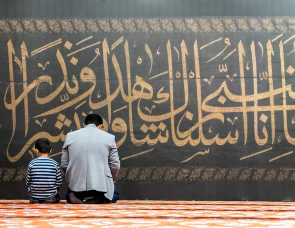 Istanbul Turkey October Muslim Berdoa Depan Kaligrafi Arab Masjid Sultanahmet — Stok Foto