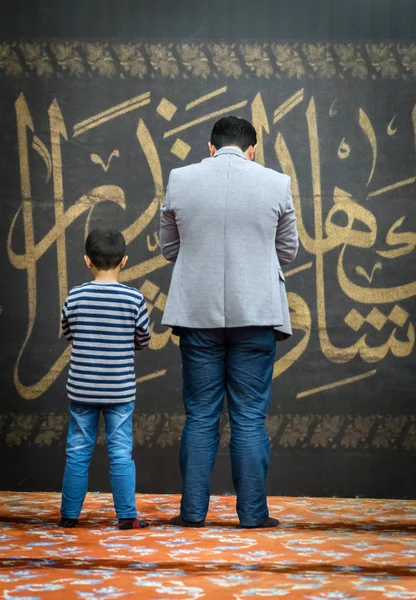 Istanbul Turkey October Muslims Praying Front Arabic Calligraphy Sultanahmet Mosque — Stock Photo, Image