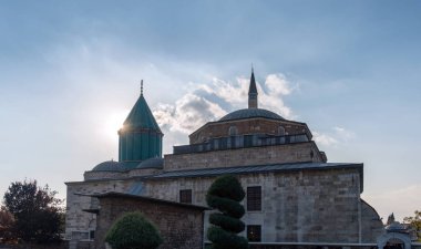 Konya, Türkiye - 11 Kasım 2018: ünlü Sufi Mevlana Tomb, 11 Kasım 2018, Konya, Türkiye. Mevlana, Mevlevi Tasavvuf derviş sipariş kurucusu Türbesi.