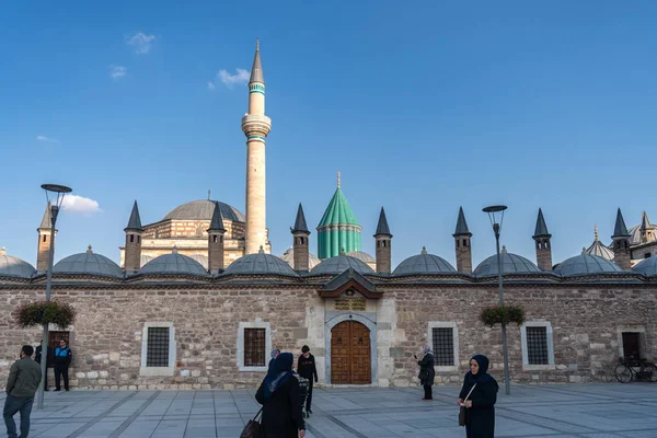 土耳其科尼亚 2018年11月11日 著名的苏菲派 Mevlana 2018年11月11日 土耳其科尼亚 Mevlana Sufi Dervish 命令的创始人 — 图库照片