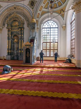 Konya, Türkiye - 11 Kasım: Tanımlanamayan bir Müslüman erkek Aziziye Camii 11 Kasım 2018 Konya, Türkiye'de dua eder. 1874'te Sultan Abdülaziz'in annesi Hatun Pertevniyal tarafından inşa Camii açıldı.