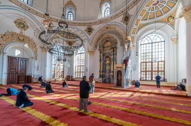 Konya, Türkiye - 11 Kasım: Tanımlanamayan bir Müslüman erkek Aziziye Camii 11 Kasım 2018 Konya, Türkiye'de dua eder. 1874'te Sultan Abdülaziz'in annesi Hatun Pertevniyal tarafından inşa Camii açıldı.