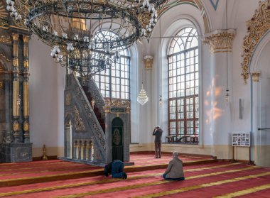 Konya, Türkiye - 10 Kasım: Tanımlanamayan bir Müslüman erkek Aziziye Camii 10 Kasım 2018 Konya, Türkiye'de dua eder. 1874'te Sultan Abdülaziz'in annesi Hatun Pertevniyal tarafından inşa Camii açıldı.