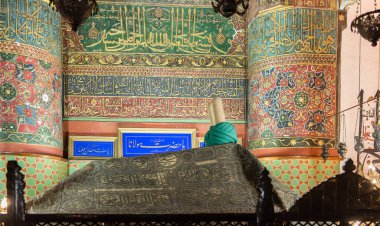 Konya, Türkiye - 10 Şubat 2016: Mevlana Müzesi, 10 Şubat 2016, Konya, Türkiye bir görünümden. Mevlana, Mevlevi Tasavvuf derviş sipariş kurucusu Türbesi.