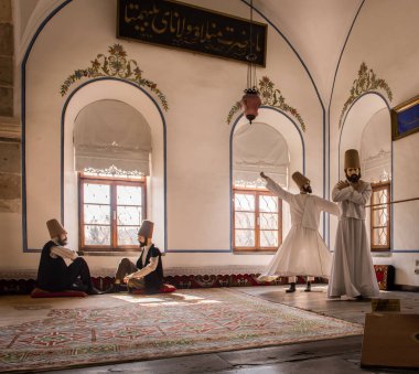 Konya, Türkiye - 10 Şubat 2016: balmumu derviş heykeller Mevlana Müzesi'nde 10 Şubat 2016, Konya, Türkiye. Mevlana, Mevlevi Tasavvuf derviş sipariş kurucusu Türbesi.