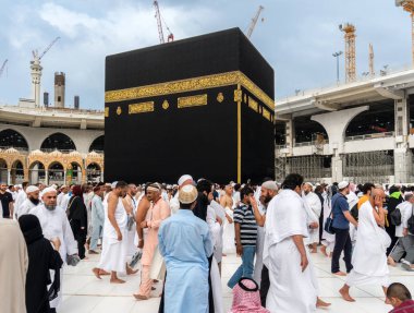 Mekke Suudi Arabistan 27 Ocak: Müslüman hacıların Kâbe üzerinde 27 Ocak 2017 Mekke Suudi Arabistan'da döner dünyanın her yerinden. Birlikte dua kutsal yerde Müslümanlar.