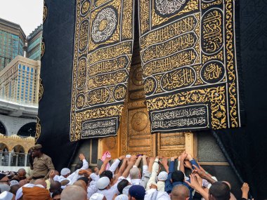 Mekke, Suudi Arabistan-Haziran 31: Kabe Masjidil Haram, görünümü 31 Haziran 2017 Makkah, Suudi Arabistan'yakından. Barışı korumak için hacılar izlerken bir koruma.