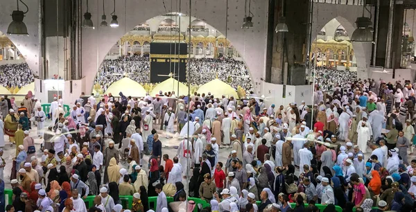 Mecca Saudi Arabia January Muslim Pilgrims All World Revolving Kaaba — Stock Photo, Image