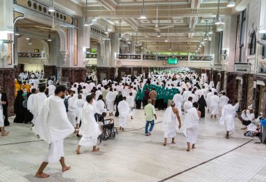 Mekke, Suudi Arabistan - 27 Ocak: Müslüman hacı saei (tempolu yürüyüş) Safa Dağı üzerinden Marwah Dağı üzerinde 27 Ocak 2017 Mekke Suudi Arabistan'da gerçekleştirmek.