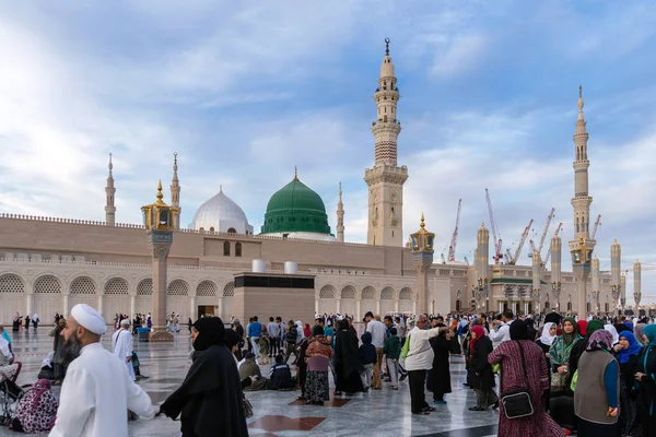 Medine, Suudi Arabistan Krallığı (Ksa) - 1 Şubat: Müslümanlar Muhammed Camii önünde Medina, Ksa 1 Şubat 2017 üzerinde yürüyen. Peygamberin mezarım altında yeşil kubbe.