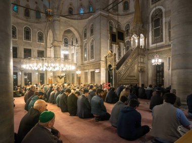Istanbul, Türkiye - 23 Nisan: dua, 23 Nisan 2018 Istanbul Türkiye'de Eyüp Sultan Camii Müslümanlar. Eyüp Camii 1458 inşa edilmiş ve Istanbul 'un camiidir en çok ziyaret edilen.