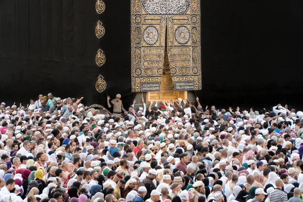 Mekka Arabia Saudyjska Stycznia Muzułmanie Zebrał Się Przed Drzwiami Kaaba — Zdjęcie stockowe