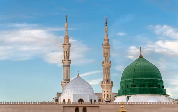 Vista Exterior Minaretes Cúpula Verde Uma Mesquita Tirada Composto — Fotografia de Stock