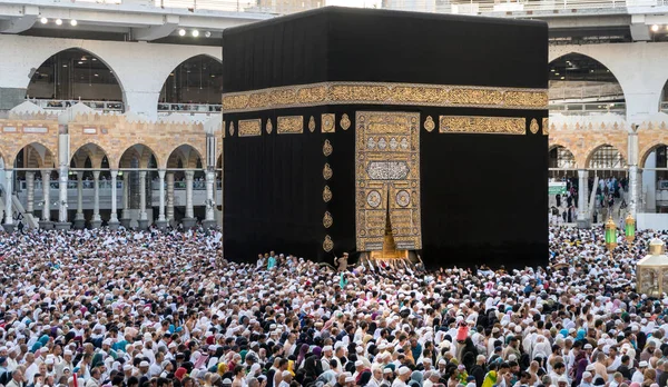 Mecca Saudi Arabia January Muslim Pilgrims All World Revolving Kaaba — Stock Photo, Image