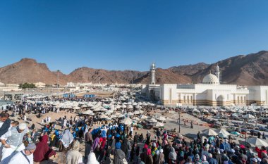 Medine, Suudi Arabistan - Şubat 02: Müslümanlar üzerinde 02 Şubat 2017 Medina, Ksa Uhud Şehitleri ziyarete geldi. Uhud en iyi okçu Savaşı genel görünümü